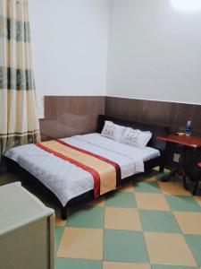 芹苴Kiến An Hotel Cần Thơ的卧室配有1张床,铺有瓷砖地板。