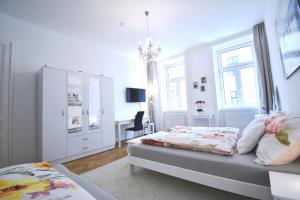 维也纳Cosy 3 Room Viennese Flat - 10min to City Center的白色卧室配有床和书桌