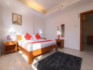 迪巴Mirage Hotel的一间卧室配有红色和白色床单