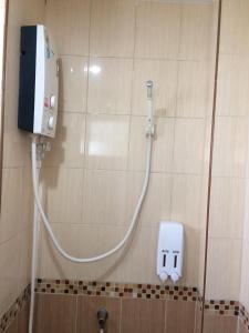 邦盛布拉法邦赛恩花园公寓式酒店的浴室设有淋浴,墙上设有肥皂分配器