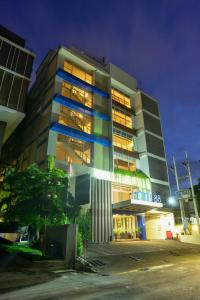 泗水Hotel 88 Embong Kenongo - Kayun By WH的城市的一座建筑,晚上有灯光