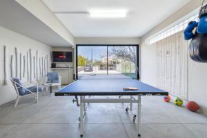 考瑙皮迪亚纳Villa Ampelaki - with heated pool的乒乓球室,配有乒乓球桌