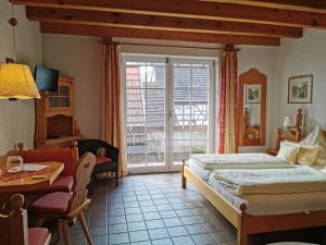 罗特翁特尔里特堡Gästehaus im Malerwinkel-Rhodt的一间卧室设有一张床和一个大窗户