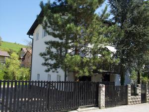 马里博尔Apartment Zupan的白色的房子,有栅栏和树