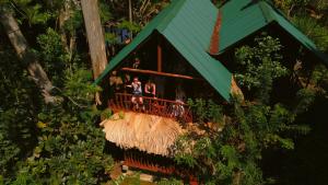 埃拉Jungle Face Inn的一群人坐在树屋的甲板上