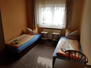 根廷Hotel Arkona的小房间设有两张床和窗户
