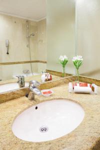 伊维萨镇Hotel Royal Plaza的浴室柜台配有白色水槽和镜子