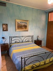 PremenoVilla Assunta的一间卧室配有一张蓝色墙壁的床