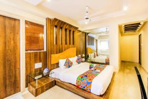 孟买FabHotel Sahar Garden Marol的酒店客房设有床和窗户。