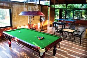 浦那Aranyagiri Countryside Resort, Near Pune的一张位于房间中间的台球桌