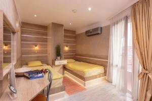 布尔加斯Apart & Rooms Fotinov的小房间设有两张床和一张书桌