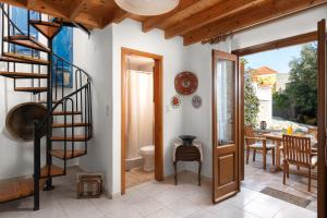 哈尔基岛Little Karafillias Chalki House的走廊设有螺旋楼梯和用餐室