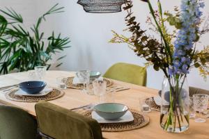兹沃勒Jantjes lief appartement的桌子,盘子,碗,花瓶