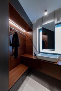 雅典The H Experience Boutique Apartments Athens的一间带水槽和镜子的浴室