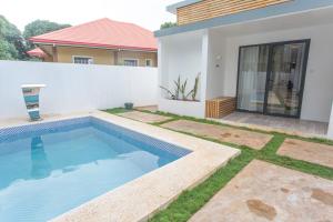 邦劳Bohol Sojourn Villa Alona的一座房子后院的游泳池