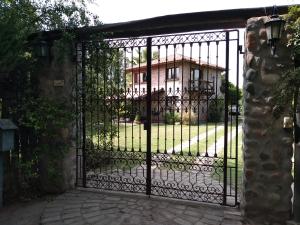 维斯塔尔巴Residencia en Casa de artista的铁门,有房子在后面