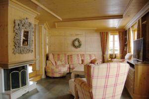 格林德尔瓦尔德Chalet Obelix的客厅设有两张沙发和一个壁炉