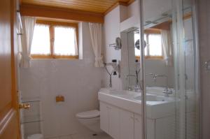 格林德尔瓦尔德Chalet Obelix的白色的浴室设有水槽和卫生间。
