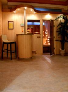 别尔斯克-比亚拉撒哈拉酒店的一间设有柜台、桌子和椅子的房间