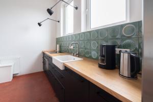 布劳恩拉格Familienfreundlich - Farbenfroh - Außergewöhnlich的厨房配有带水槽的柜台和窗户。