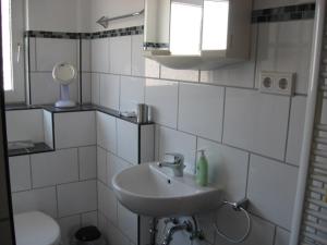 索尔陶Surek的白色的浴室设有水槽和卫生间。