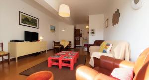 蓬塔德尔加达ApartmentFour(4)RoomsRRAL1149Center的客厅配有沙发和桌子