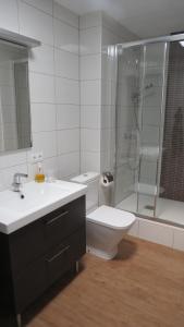 蒂亚斯Vv Apartamento Gran Vista Los Marinos的浴室配有卫生间、淋浴和盥洗盆。