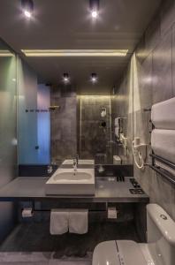 基辅Дизайн-готель ROAD的一间带水槽和卫生间的浴室