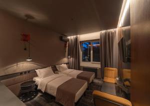 基辅Дизайн-готель ROAD的酒店客房设有两张床和电视。