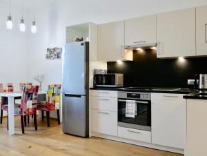 因斯布鲁克Suite Mutters的厨房配有冰箱和桌椅