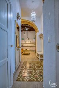 麦地那西多尼亚CASA ARCO DEL CAÑÓN - Casita con Encanto的走廊上设有门,房间带桌子