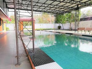 攀牙府Phurafa Resort的一个有金属屋顶的空游泳池