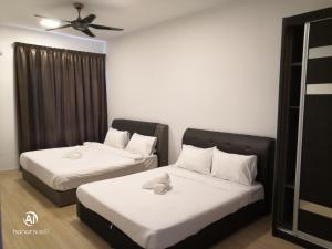 梳邦再也USJ One Premium Suites @Subang @Sunway @USJ的一间卧室配有两张床和吊扇
