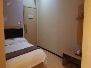 咸阳尚客优酒店陕西咸阳火车站店的配有一张床和一张书桌的酒店客房