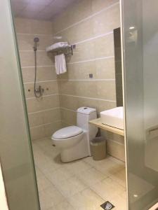 南昌尚客优酒店江西南昌中山路八一馆地铁站店的浴室配有卫生间、盥洗盆和淋浴。