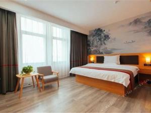 郑州尚客优酒店河南郑州未来路会展中心店的配有一张床和一把椅子的酒店客房