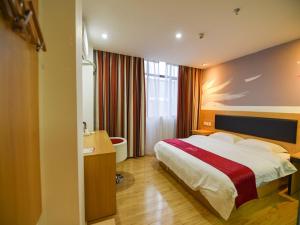 深圳尚客优酒店广东深圳机场后瑞地铁站店的酒店客房设有一张大床和一间浴室。