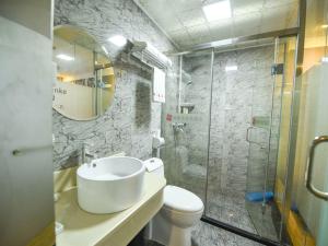尚客优酒店广东深圳机场后瑞地铁站店的一间浴室