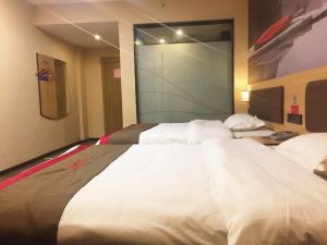 柳州尚客优酒店广西柳州鹿寨县广场店的一张大床,位于酒店客房内,配有一张白色大床
