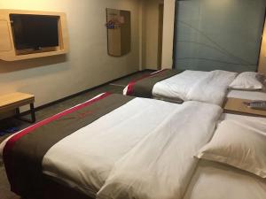 柳州尚客优酒店广西柳州鹿寨县广场店的一间酒店客房,设有两张床和电视