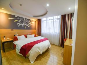 深圳尚客优酒店广东深圳机场后瑞地铁站店的一间卧室,卧室内配有一张大床