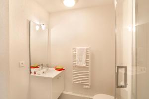 克莱蒙费朗Résidence Néméa Clermont Centre的白色的浴室设有水槽和淋浴。