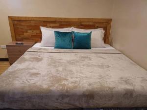 邦劳Alona Vikings Lodge 1的一张大床,上面有两个蓝色的枕头