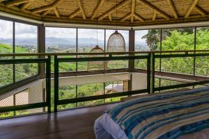 马里尼亚Cannua Lodge的一间卧室设有一张床和一个美景阳台