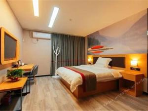 郑州尚客优酒店河南郑州未来路会展中心店的配有一张床和一张书桌的酒店客房