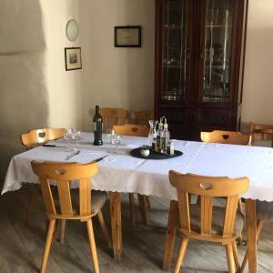 马莱斯韦诺斯塔阿格罗波比涩尔酒店的餐桌、白色桌布和椅子