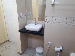 雷东达Chalés Canto do Mar的一间带水槽和卫生间的浴室