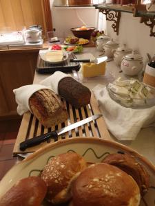 法尔肯贝里尼亚帕尔拉斯酒店的一张桌子上面有很多不同类型的面包