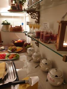 法尔肯贝里尼亚帕尔拉斯酒店的厨房台面上有一些食物