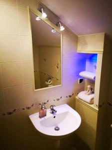 盆约布莱克阿尼尔旅馆的一间浴室